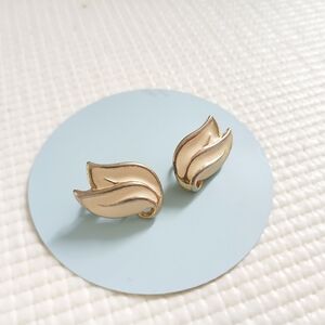 Vintage Enamel butter cream Leaf Clip Earrings,gold tone, mint, rare